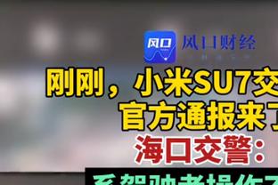 Không đi vào cũng có thể nhìn thấy người thật! Ronaldo vẫy tay chào người hâm mộ đang chờ ở cửa trước bữa tối